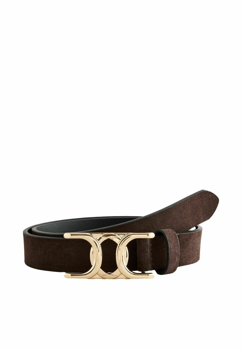Bruin suède riem met een goudkleurige metalen gespsluiting, gekenmerkt door een dubbele C-vormige vergrendelingsontwerp, gewikkeld op een witte achtergrond.