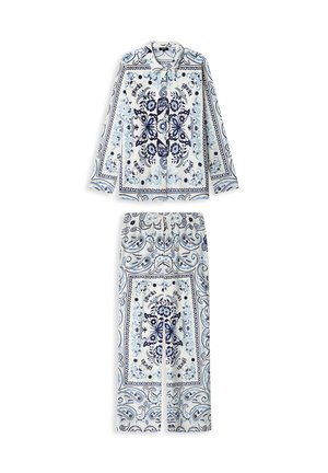 Dv dijelni set pidžame koji se sastoji od košulje s dugim rukavima i dugmadi te odgovarajućih hlača. Plavo-bijeli cvjetni paisley uzorak na laganom materijalu.