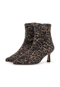 Botas de tobillo de estampado de leopardo, hechas de tela suave, con diseño de punta afilada y tacón delgado. La paleta de colores incluye tonos marrones y negros.