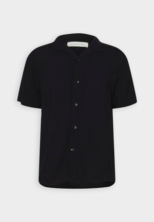 Camicia nera a maniche corte realizzata in tessuto morbido con chiusura frontale a bottoni e colletto a punta. Presenta cinque bottoni e una vestibilità rilassata.