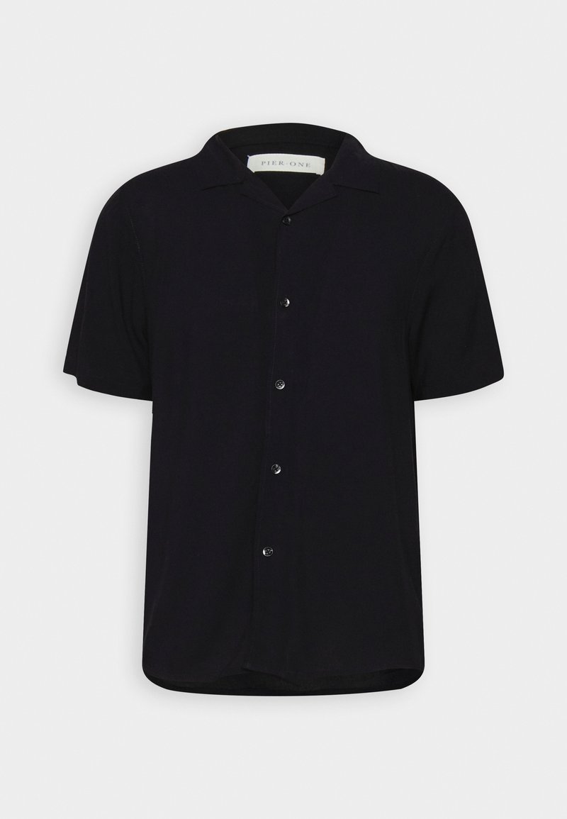 Chemise noire à manches courtes en tissu lisse, avec une fermeture à boutons sur le devant et un col en V. Comprend cinq boutons et une coupe décontractée.