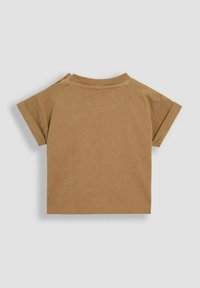 Brun t-shirt med kort ärm i mjuk bomull. Har rullade ärmslut och en enkel baksida utan grafik eller dekorationer.