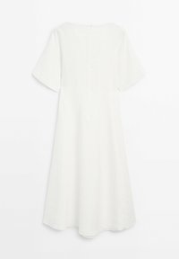 Robe midi blanche avec manches courtes larges, taille ajustée et fermeture éclair au dos, présentée sur un fond blanc uni.