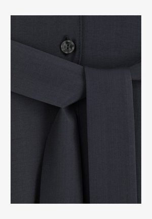 Ciemnoszara tkanina o gładkiej strukturze, z zapięciem na guzik i jeżyną w talii. Prosty wzór z czystymi liniami i minimalną ilością hardware'u.