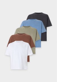 Πέντε μονόχρωμα κοντομάνικα T-shirts με στρογγυλή λαιμόκοψη σε λευκό, καφέ, πράσινο, μπλε και μαύρο, τοποθετημένα σε στρωμένη, επικαλυπτόμενη σειρά.