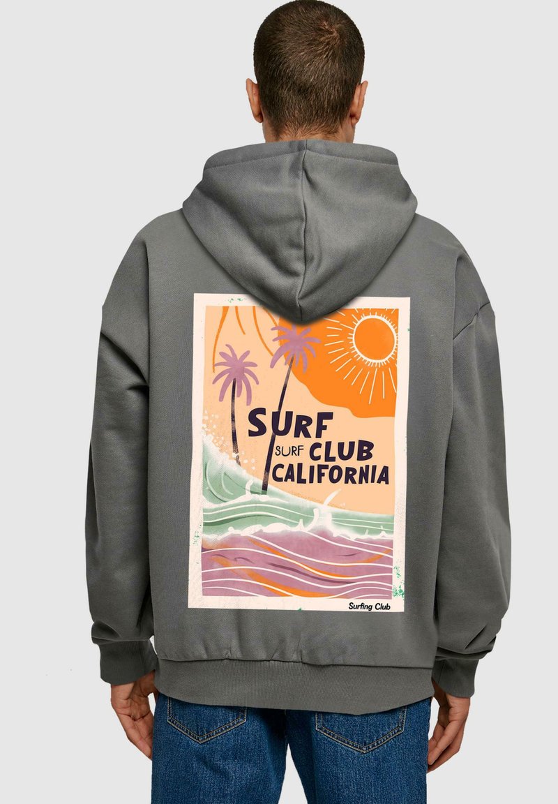 Felpa grigia con stampa colorata sul retro che presenta palme, onde, sole e la scritta: "SURF CLUB CALIFORNIA" in caratteri in grassetto. Materiale in cotone.