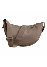 Bolso cruzado marrón en forma de media luna con correa ancha ajustable y cierre superior con cremallera sobre fondo blanco.