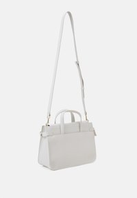 Borsa a tracolla in pelle bianca con design strutturato, doppi manici superiori e tracolla regolabile rimovibile. Superficie testurizzata, hardware minimalista.
