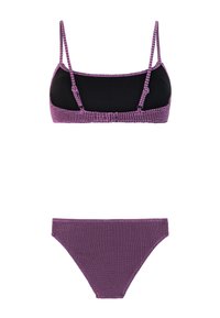 Bikini violet texturé en deux pièces avec bretelles ajustables et doublure noire sur le haut, présenté de dos sur un fond blanc.