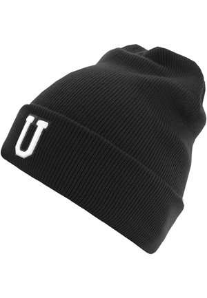 Svart strikket lue med ribbestruktur, med en hvit brodert "U" på mansjetten. Designet er enkelt og tettsittende.