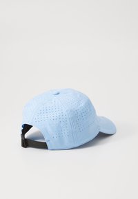 Lyseblå caps med perforert design, buet skjerm og justerbar svart stropp. Laget av lett stoff for pusteevne.