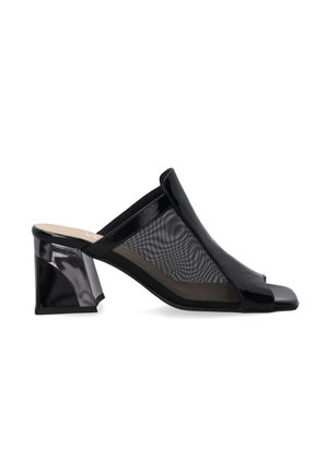 Mule en cuir verni noir avec côtés en mesh, bout ouvert et talon bloc moyen et épais.