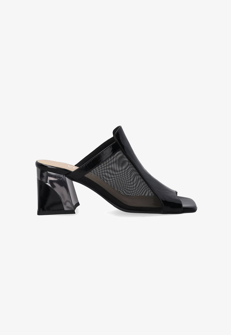 Mule en cuir verni noir avec côtés en mesh, bout ouvert et talon bloc moyen et épais.