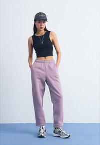 New Balance SEASONAL GRAPHIC - Tréningruha alsók - ice wine