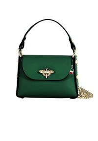 Kleine groene lederen handtas met een gouden bij-embleem, zwarte accenten, schouderketting en decoratieve gouden studs langs de zijkanten.