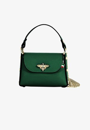 Petit sac à main en cuir vert avec un emblème doré d'abeille, des accents noirs, une chaîne en bandoulière et des clous dorés décoratifs sur les côtés.