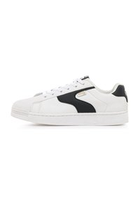 Sneaker bianche con un accento curvo nero, punta in gomma testurizzata, lacci piatti e un piccolo logo dorato di lato. Parte superiore in pelle liscia.