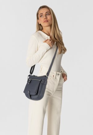 Borsa a spalla in pelle grigia con finitura testurizzata, tracolla regolabile e hardware in argento. Di dimensioni medie, presenta una tasca con zip frontale e chiusura a patta.