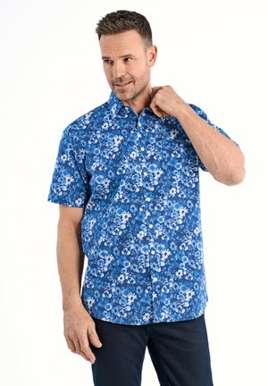 Korte mouwen, knoopshirt in een blauw bloemenpatroon met verschillende tinten, voorzien van een puntige kraag en een gladde stoftextuur.