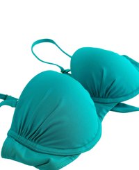 Teal vadderad bikinitopp med justerbara axelband och rynkdetaljer vid basen. Slät tyg utan synliga mönster eller dekorationer.