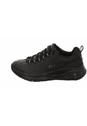 Zapatilla deportiva negra Skechers con cordones delanteros, suela acolchada y logo en el lateral, mostrada desde el perfil lateral exterior.