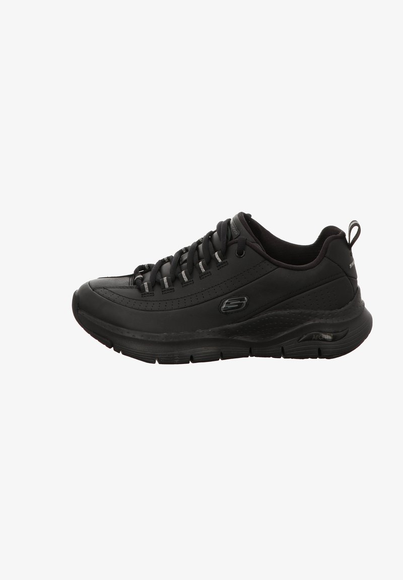 Baskets de sport noires Skechers avec lacets à l’avant, semelle amortissante et logo sur le côté, vues du profil extérieur.