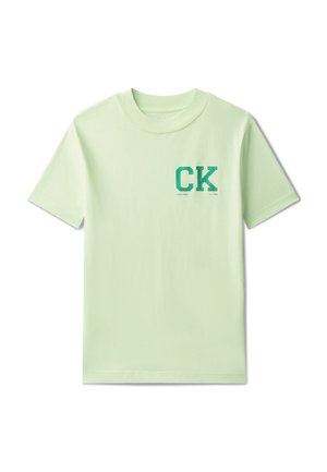 Světle zelené tričko s krátkým rukávem s nápisem „CK“ ve velkých zelených písmech a malým textem „Calvin Klein Est. 1968“ na levé straně hrudi.