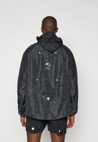ASICS FUJITRAIL PACKABLE - Windbreakers - performance black