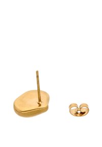 Goldfarbene Ohrringe mit einer glatten, kieselsteinartigen Form, einem geraden Steg und einem separaten, aufgewickelten Rückteil.