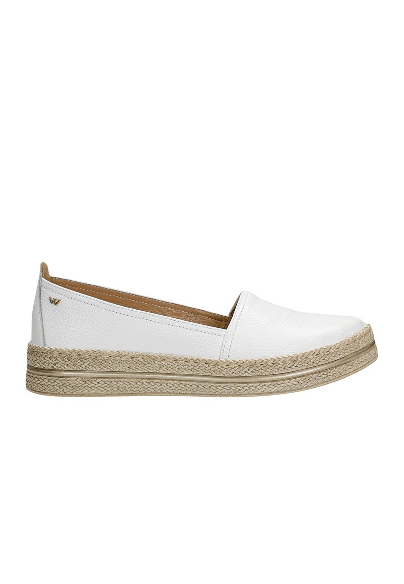 Espadrille en cuir blanc à enfiler avec une semelle en jute et caoutchouc. Présente une texture tissée et un accent logo subtile sur le côté.