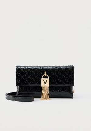 Zwarte clutch van lakleer met gegraveerd patroon, goudkleurig slot met "V" en gouden kettingkwast, en een smalle schouderband.