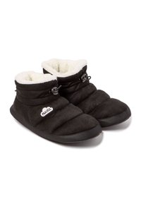 Zapatillas de casa acolchadas negras con forro de piel sintética blanca, tela texturizada y suela de goma. Incluyen cordones ajustables y un logotipo.