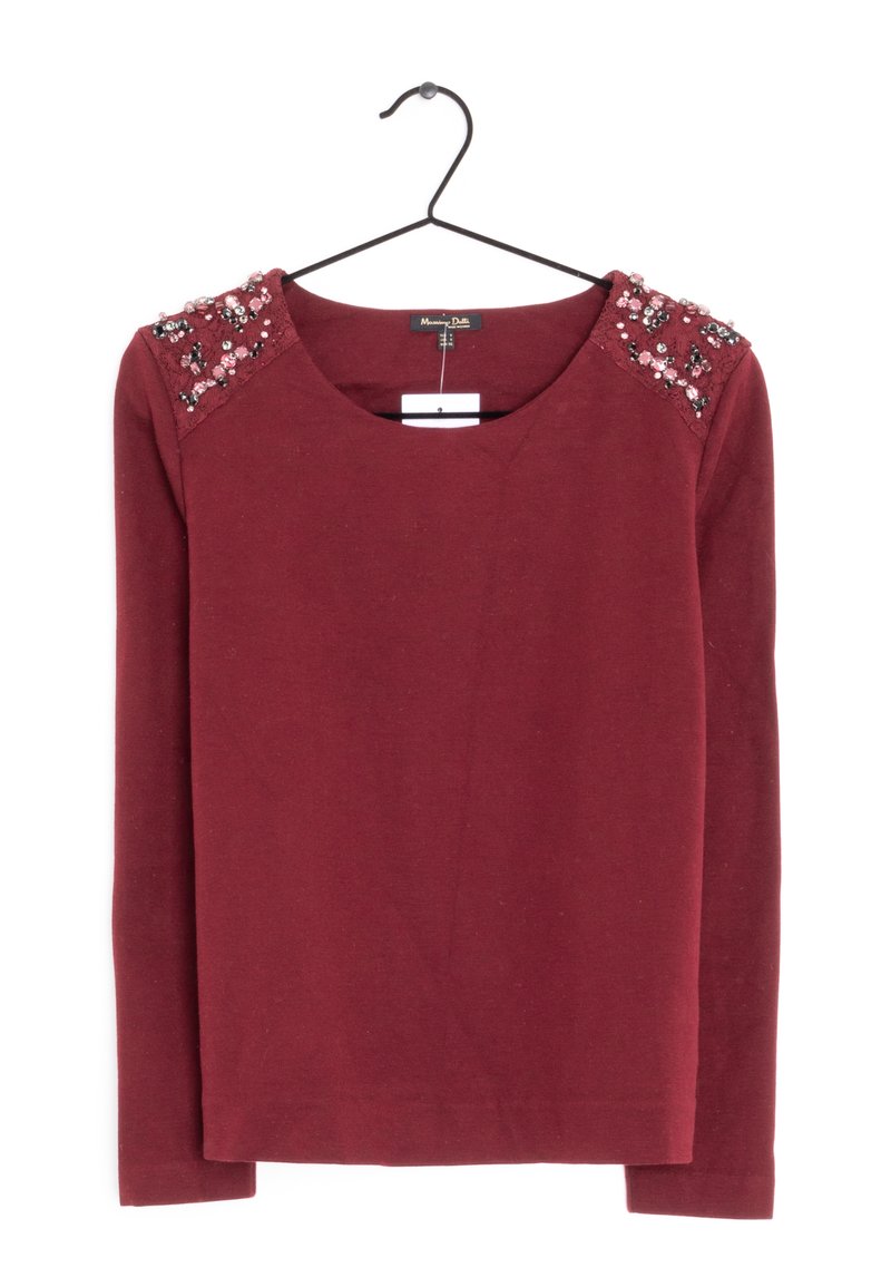 Bordeauxrotes Langarmshirt mit rundem Ausschnitt und mit Juwelen besetzten Schultern. Weicher Stoff mit glatter Textur.