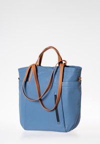 Borsa tote blu realizzata in materiale liscio con manici in pelle marrone. Presenta tasche frontali e un dettaglio con zip su un lato.