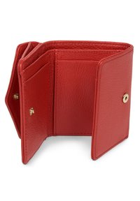 Portefeuille en cuir rouge avec une surface texturée, comportant plusieurs fentes pour cartes et une fermeture à pression. L'intérieur présente une finition lisse.