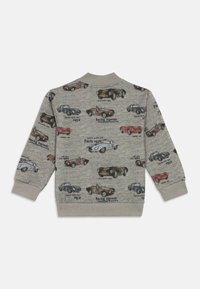 Γκρίζα παιδική μπλούζα με μακρύ μανίκι, διακοσμημένη με εικονογραφήσεις vintage αγωνιστικών αυτοκινήτων και κείμενο που περιλαμβάνει "Ραγδαίοι θρύλοι" και έτη αγώνων.