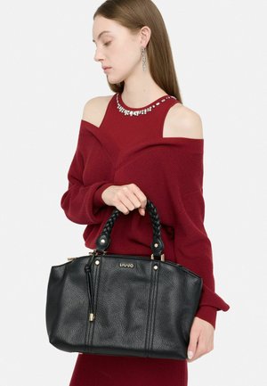 Schwarze Lederhandtasche mit strukturiertem Finish, geflochtenen Griffen, goldenen Hardware-Akzenten und einer Markenlogo-Platte. Kompakte rechteckige Form.