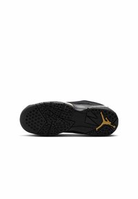 Svart sneakersula med texturerade mönster, cirkulära grepp och en guldfärgad Jumpman-logotyp. Har kantiga linjer och är gjord av gummimaterial.