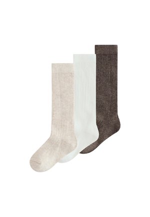 Tres calcetines hasta la rodilla en beige, blanco y marrón oscuro, colocados uno al lado del otro sobre un fondo blanco.