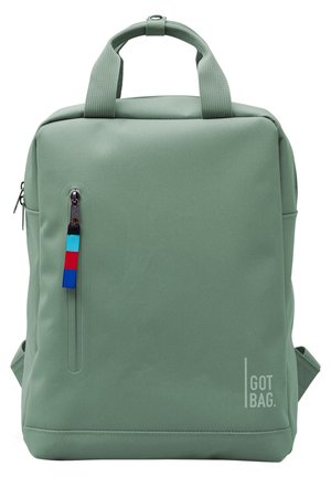 Grüner rechteckiger Rucksack mit oberen Griffen, vertikalem Frontreißverschlussfach mit roten, blauen und hellblauen Reißverschlusslaschen sowie "GOT BAG."-Logo.