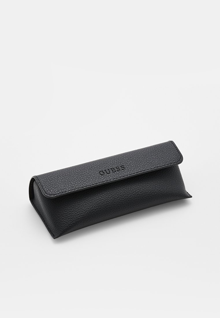 Custodia per occhiali in pelle nera con finitura testurizzata, dotata di chiusura a pattina e logo del marchio impresso sulla parte frontale.