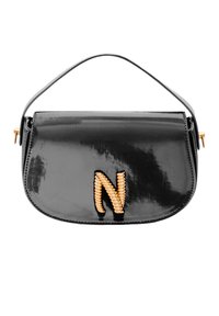 Černá lakovaná kabelka s oblým tvarem, se zlatým zkrouceným akcentem ve tvaru písmene 'N' na přední straně a jedním ramenním popruhem.