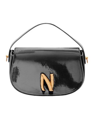 Černá lakovaná kabelka s oblým tvarem, se zlatým zkrouceným akcentem ve tvaru písmene 'N' na přední straně a jedním ramenním popruhem.