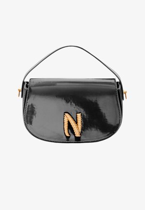 Zwarte lakleren handtas met een gebogen vorm, voorzien van een gouden 'N'-accent met een gedraaide vorm aan de voorkant en een enkele schouderriem.