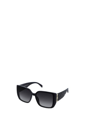 Czarne, duże kwadratowe okulary przeciwsłoneczne z gradientowymi ciemnymi soczewkami i teksturowanymi zausznikami z złotymi akcentami w pobliżu zawiasów.