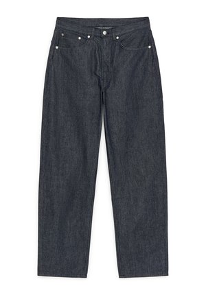Donkerblauwe recht gesneden denim jeans met vijfzakkenontwerp en knoopsluiting in de tailleband, plat weergegeven op een witte achtergrond.
