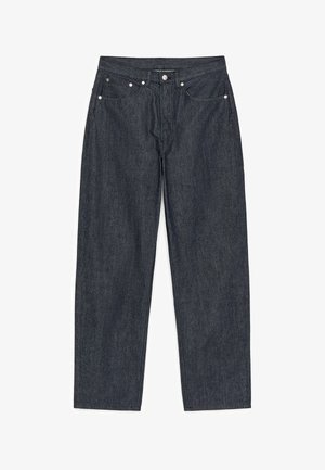 Donkerblauwe recht gesneden denim jeans met vijfzakkenontwerp en knoopsluiting in de tailleband, plat weergegeven op een witte achtergrond.