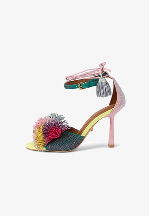 Sandalo con tacco alto con tomaia in tessuto verde, zona delle dita gialla, decorazione floreale in rosa, giallo e grigio, e cinturino alla caviglia rosa con nappina.