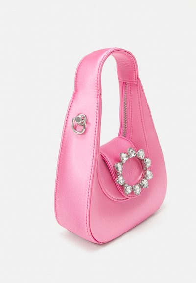 Sac à main en satin rose avec une forme courbée, doté d'un fermoir décoratif en strass et d'une poignée élégante. Texture lisse et fermeture éclair.