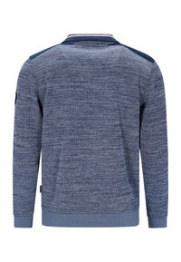 Blauer Strickpullover mit strukturierter Oberfläche, der einen Kragenhat und gerippte Bündchen besitzt. Das Design umfasst kontrastierende Schulterakzente.